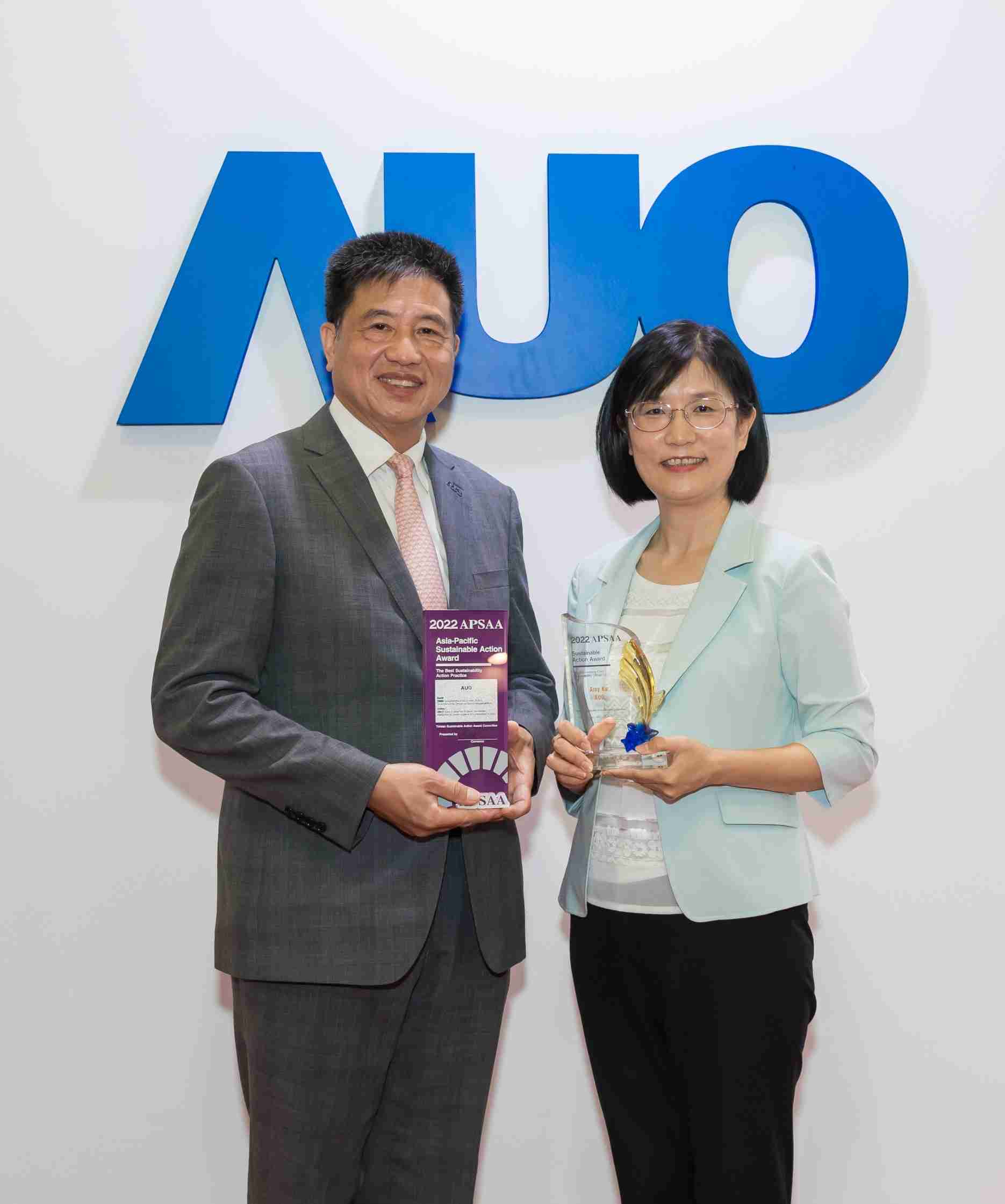 优游UB8长期垫筑永续远景的基石，，，，透过ESG暨气候委员会逐步实践永续策略蓝图。。。其中，，，优游UB8光电永续长古秀华带领团队、、、制定中长期目标，，，缔造多面向亮眼表现，，获得「顶尖永续长奖」的个人奖殊荣（左：优游UB8光电董事长暨执行长彭双浪，，右：优游UB8光电永续长古秀华）