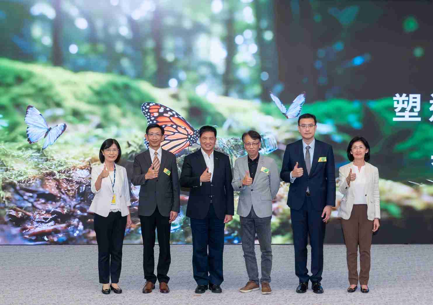 友達2023 CSR共榮大會，，邀請領域專家分享交流生物多樣性管理趨勢、、無塑產品、、海廢永續塑料等議題  （圖左到右：友達光電永續長古秀華、、、、3M台灣技術長陳君杰、、、友達光電董事長暨集團策略長彭双浪、、光寶科技企業永續發展處處長陳慶暉、、、安永聯合會計師事務所執業會計師曾于哲、、、友達光電供應鏈總部副總經理吳宜芳）