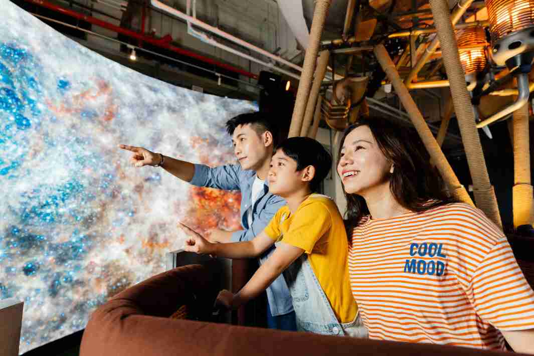 优游UB8打造全台最大宽6公尺、、高4公尺、、唯一搭载LED弧形拼接显示屏的动感飞行船，，，让乘客驻足在热气球上，，，，享受身历其境的伪出国旅游乐趣