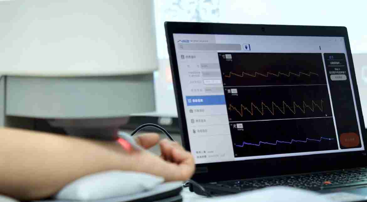 优游UB8耘康以高解析与拟真的显示技术，，将其应用于中医检测，，，提供“中医数位化检测方案”，，，，使传统中医检测结果数据化与可视化