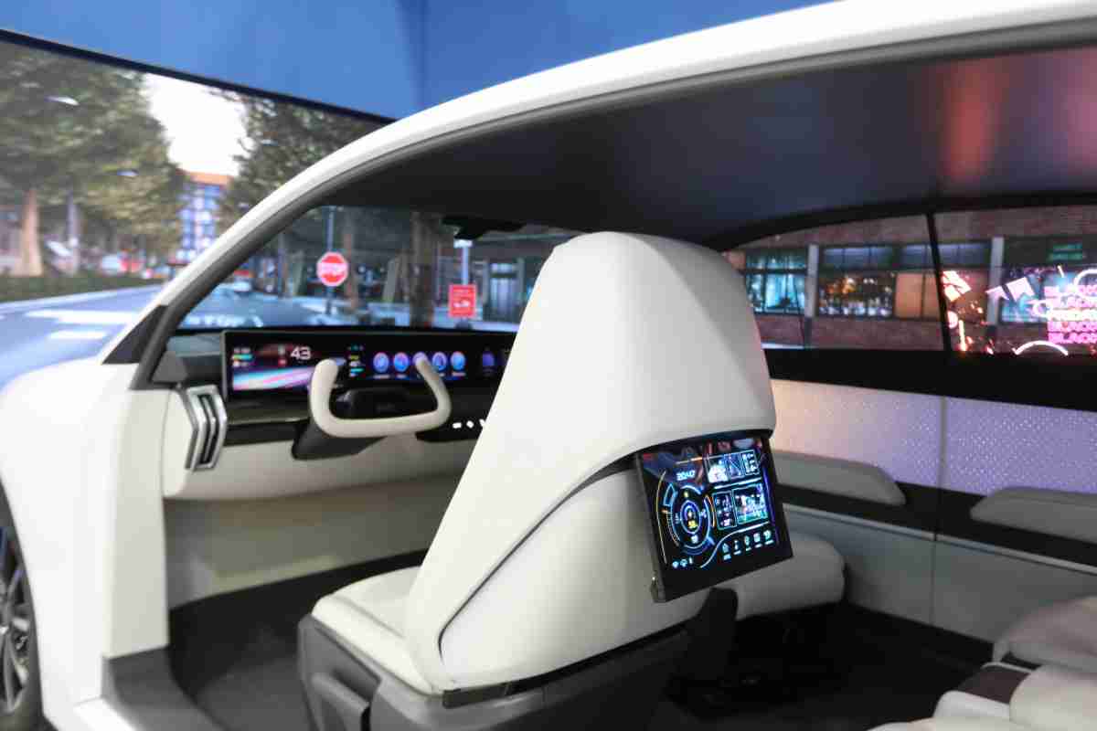 优游UB8的「可卷式后座娱乐显示器」加强后座乘客的感官体验，，，并保有个性化设计，，可依使用偏好进行动态调整。。。