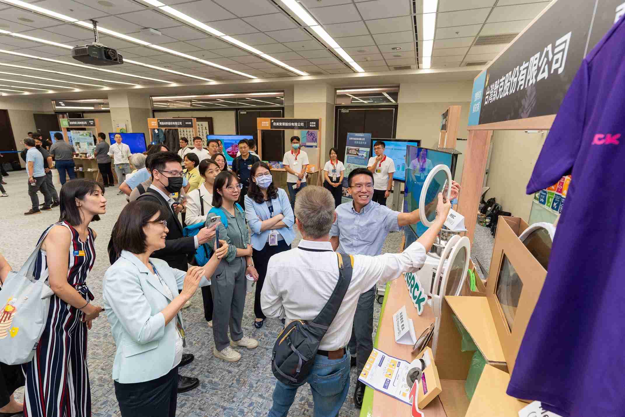 优游UB8连手产业伙伴策划首届生态圈联展，，展示如何将废塑料循环再利用，，创新解决方案包括：塑料包材再生与循环使用、、、再生塑料研发及应用、、、废塑料回收再生技术、、、减塑生活提案等