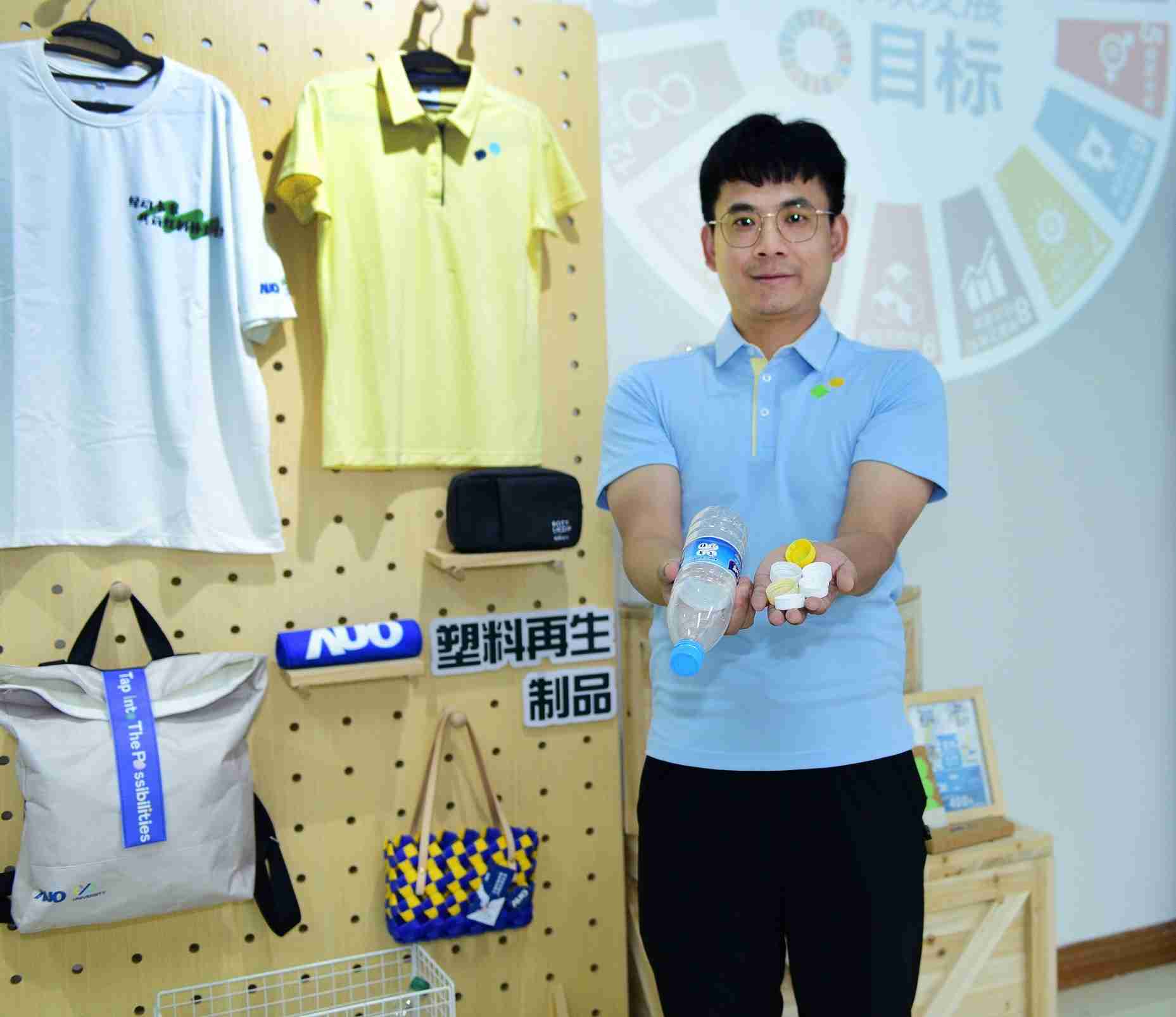 「2024智慧优游UB8展」永续发展馆中，，，展示优游UB8厦门驱动永续发展之成果，，，包含将厂内废弃物再制为实用物品，，将永续发展理念深植于员工生活日常实践