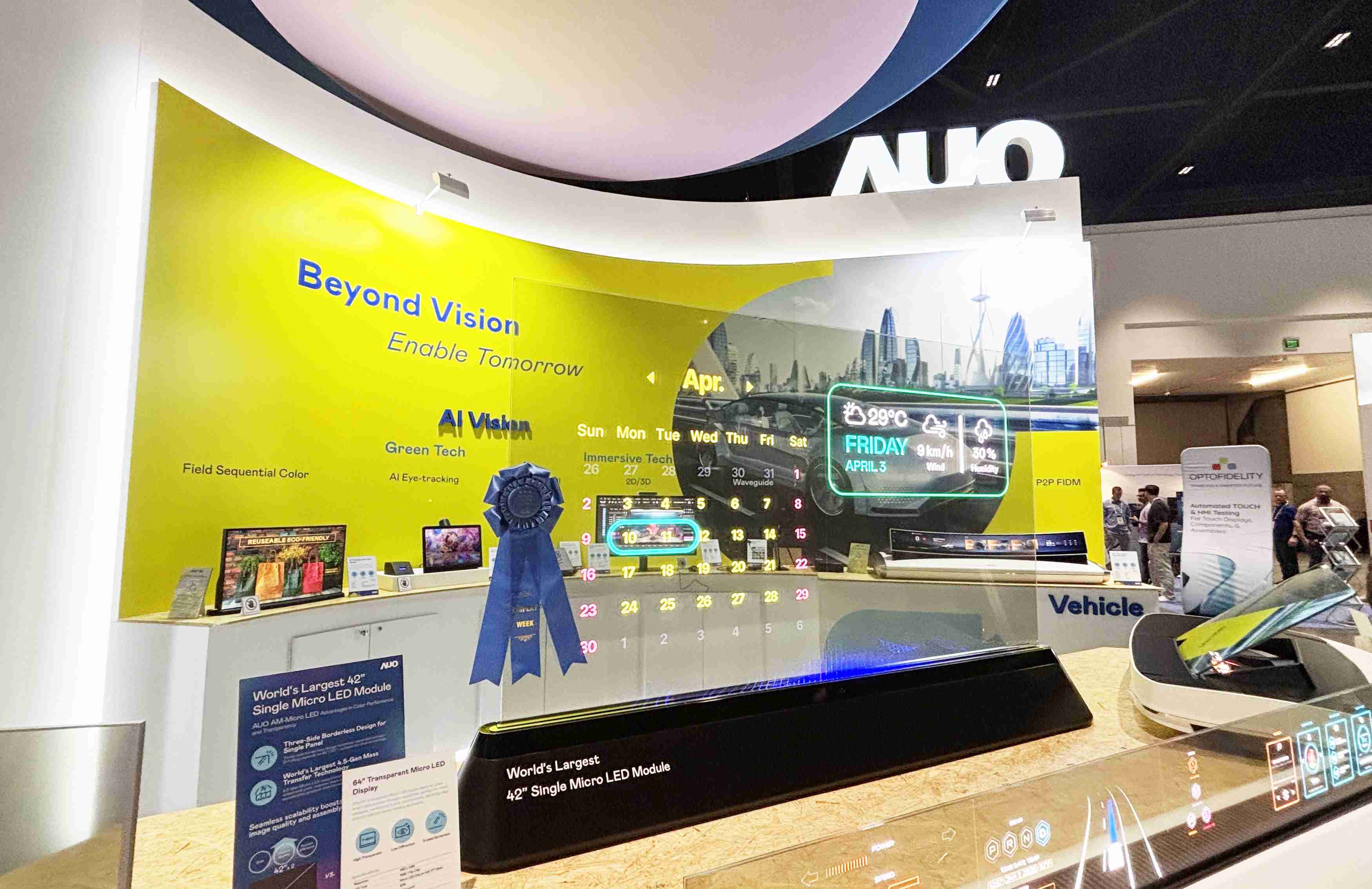 优游UB864吋透明Micro LED显示器获〝最佳Micro LED技术应用奖〞，，，其绝妙的透明穿透特性，，，同时具备1,000 nits的高亮度表现，，，并透过精细的无缝拼接延伸，，，可依需求灵活应用于多元场域，，，展现出Micro LED显示技术划时空的无限潜力